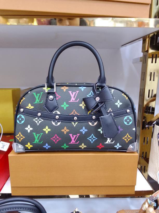 صاك جديد بخامة ممتازة Louis Vuitton 2025