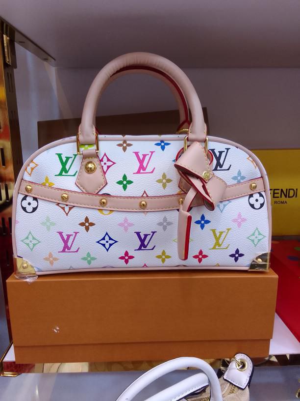 صاك جديد بخامة ممتازة Louis Vuitton 2025